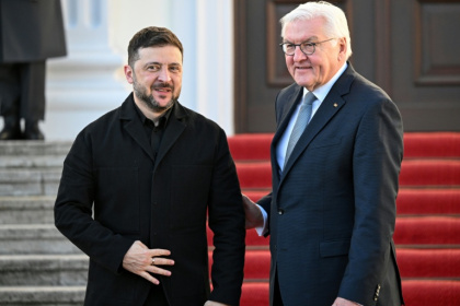 Le président allemand Frank-Walter Steinmeier (d) accueille le président ukrainien Volodymyr Zelensky au palais présidentiel de Bellevue, le 15 décembre 2025 à Berlin - RALF HIRSCHBERGER (AFP)