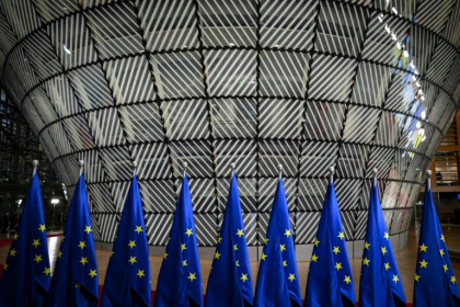 Des drapeaux de l'Union européenne à Bruxelles, le 18 décembre 2024 - NICOLAS TUCAT (AFP)