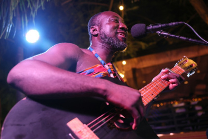 Un membre du groupe de musique highlife Kwan Pa sur scène au restaurant Zen Garden à Accra, la capitale du Ghana, le 16 décembre 2025 - Nipah Dennis (AFP)