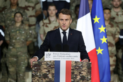 Le président français Emmanuel Macron s'exprime devant les militaires du 5e régiment de cuirassiers sur la base militaire Zayed, près d'Abou Dhabi, le 21 décembre 2025 - Ludovic MARIN (AFP)