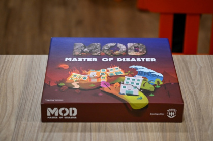 Cette photo, prise le 9 décembre 2025, montre le jeu de société « Master of Disaster », qui traite de la préparation aux catastrophes, dans une bibliothèque de Valenzuela, dans la région métropolitaine de Manille - Jam STA ROSA (AFP)