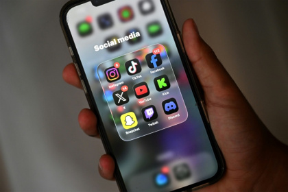 Le gouvernement veut interdire les réseaux sociaux aux moins de 15 ans dès la rentrée 2026 - Saeed KHAN (AFP)