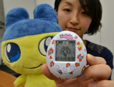 Une employée du groupe japonais Bandai présente un nouveau Tamagotchi le 27 novembre 2013 à Tokyo - YOSHIKAZU TSUNO (AFP)