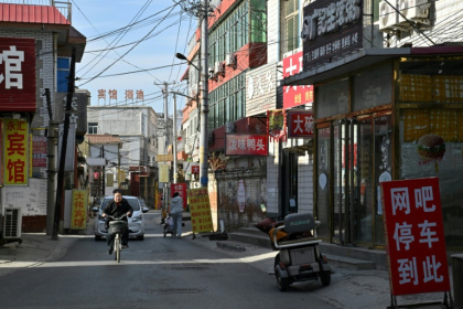 Une rue de la ville chinoise de Baoding, dans le district de Xushui à une centaine de kilomètres de Pékin, où les autorités ont ordonné  de remplacer les poêles à charbon par des systèmes électriques ou au gaz, le 7 janvier 2026 - Adek BERRY (AFP)