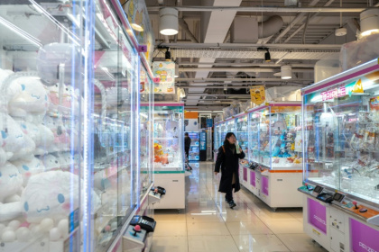 Des machines à pinces dans une salle d'arcade à Tokyo, le 22 novembre 2025 - Caroline GARDIN (AFP)