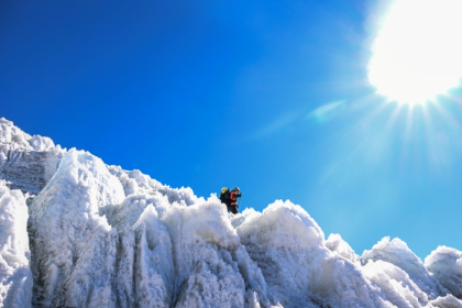 Le glaciologue suisse Andreas Henz descend le glacier du Pamir lors de l'expédition "Pamir-Ice-Memory", à Kon Chukurbashi, dans l'est du Tadjikistan, le 24 septembre 2025 - Prakash MATHEMA (AFP)