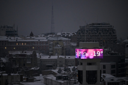 Température de moins 19 degrés Celsius affichée sur un écran à Kiev, le 15 janvier 2026 - Sergei GAPON (AFP)