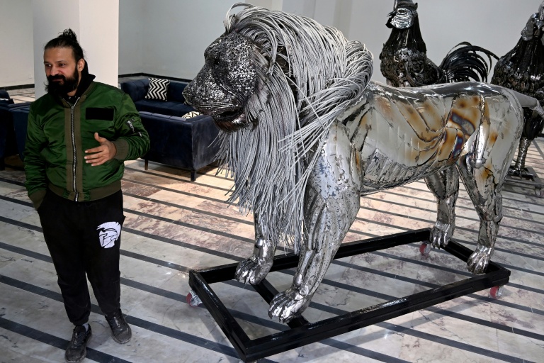 Un sculpteur pakistanais transforme la ferraille en œuvres monumentales