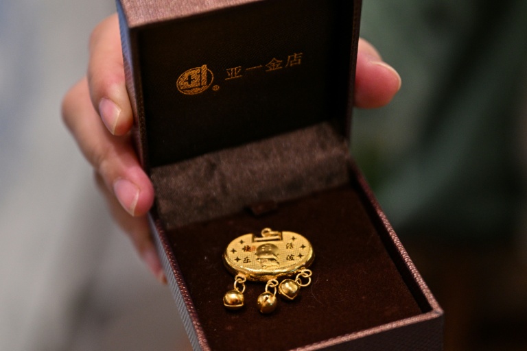 Avec les records de l'or, des Chinois fondus d'automates qui changent leurs bijoux en cash