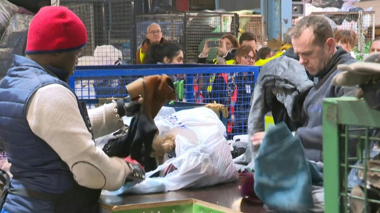 Collecte de vêtements en France : un modèle usé jusqu'à la corde