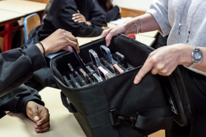 Une enseignante récupère les téléphones portables des élèves, mis de côté pendant les cours au lycée professionnel Jean Mermoz de Montsoult, le 14 janvier 2026 dans le Val-d'Oise - BERTRAND GUAY (AFP)