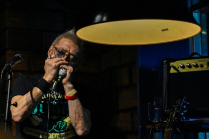 Le musicien et avocat Akihiro Shima dans un bar du quartier de Ginza, à Tokyo, le 27 décembre 2025 - Tomohiro OSAKI (AFP)