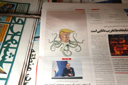 Caricature de Donald Trump dans un journal iranien, le 27 janvier 2026 - ATTA KENARE (AFP)
