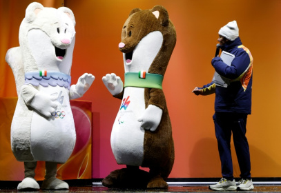 Les hermines Milo (d) et Tina, mascottes des Jeux olympiques de Milan-Cortina, à Cortina d’Ampezzo avant le dernier relais de la flamme olympique dans la ville, le 26 janvier 2026 - Odd ANDERSEN (AFP)