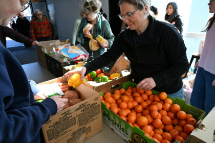 Des personnes préparent l'aide alimentaire qui sera distribuée à des immigrés qui craignent de sortir de chez eux, dans une église de Minneapolis, dans le nord des Etats-Unis, le 30 janvier 2026 - ROBERTO SCHMIDT (AFP)