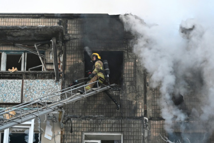 Un immeuble touché par une frappe russe à Kharkiv, en Ukraine, le 3 février 2026 - SERGEY BOBOK (AFP)