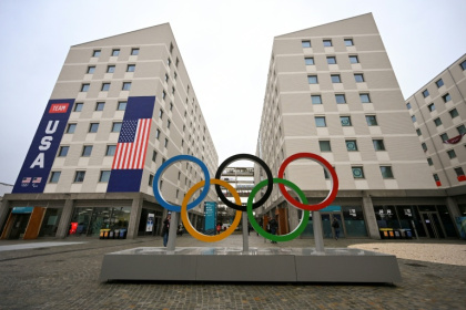 Les anneaux et le village olympiques avant les Jeux olympiques d'hiver de Milan-Cortina 2026, le 3 février 2026 à Milan, en Italie - PIERO CRUCIATTI (AFP)