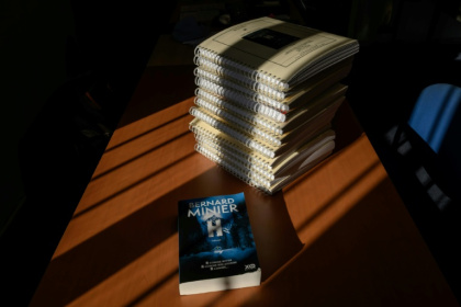 Un roman à côté de sa version en braille au Centre de transcription et d'édition en Braille (CTEB) à Toulouse le 28 janvier 2026 - Ed JONES (AFP)