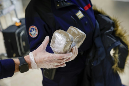 Des douaniers avec un paquet de cocaïne découvert à l'aéroport d'Orly au sud de Paris le 7 novembre 2022 - CLEMENT MAHOUDEAU (AFP)