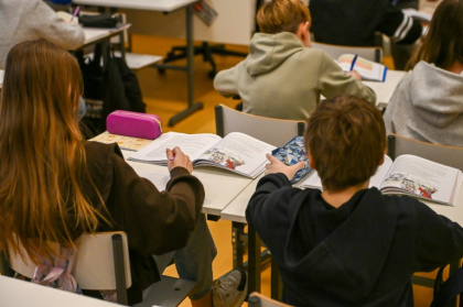 Des élèves en cours de langue estoniennne à Narva, en Estonie le 16 janvier 2026 - STR (AFP)