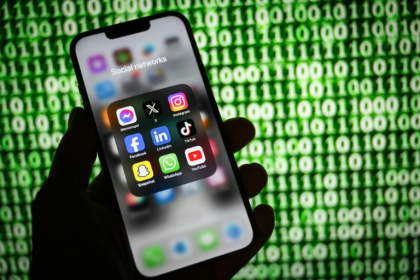 De nombreuses applications de limitation du temps d’écran attirent des utilisateurs, qui tentent de s'éloigner des réseaux sociaux et de leurs algorithmes - SEBASTIEN BOZON (AFP)