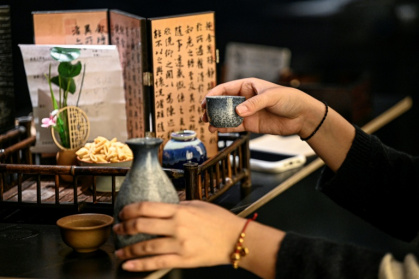 Helen Zhao tient un cocktail inspiré  de la médecine traditionnelle chinoise dans un bar à Shanghai, le 3 février 2026 en Chine - Jade GAO (AFP)
