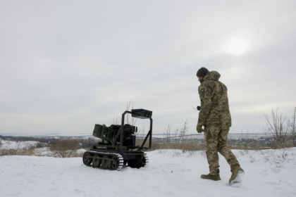 Un militaire ukrainien de la 30e brigade mécanisée indépendante prépare un véhicule terrestre robotisé sans pilote armé d'un lance-grenades Mk 19 pour un test dans un lieu non divulgué de la région de Donetsk le 27 janvier 2026. - Tetiana DZHAFAROVA (AFP)