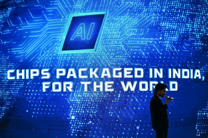 Un visiteur utilise son téléphone portable alors qu'il passe devant un stand lors du sommet mondial sur l'intelligence artificielle à New Delhi, le 17 février 2026 - Arun SANKAR (AFP)