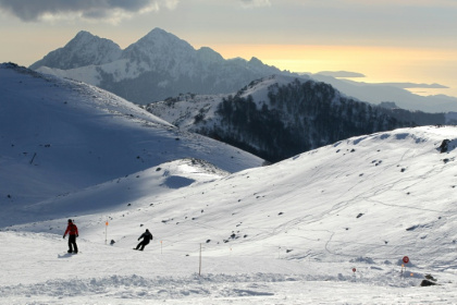 Le golfe d'Ajaccio, en arrière-plan, vu depuis la station de ski corse de Val d'Ese, à Bastelica, à 50 km d'Ajaccio, le 12 février 2015 - Pascal POCHARD-CASABIANCA (AFP)