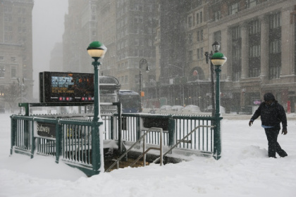 Un piéton dans l'arrondissement enneigé de Brooklyn, à New York, le 23 février 2026 - Cecilia SANCHEZ, Cecilia SANCHEZ (AFP)