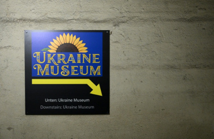 L'entrée du musée dédié à la guerre en Ukraine, le 23 février 2026 à Berlin, en Allemagne - RALF HIRSCHBERGER (AFP)