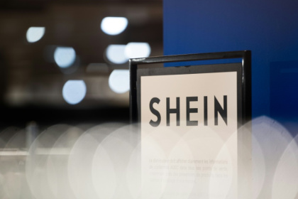 Le logo de Shein sur un panneau au BHV à Paris le 4 novembre 2025 - Julie SEBADELHA (AFP)