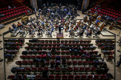 Des patients souffrant de dépression, de trouble bipolaire, de schizophrénie ou de troubles de la personnalité assistent aux répétitions de au théâtre de la Halle aux Grains à Toulouse, le 10 février 2026 - Ed JONES (AFP)