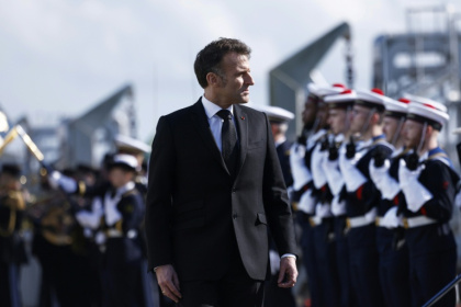 Le président Emmanuel Macron passe en revue les troupes lors de sa visite à la base navale de sous-marins nucléaires de l'Île Longue à Crozon, le 2 mars 2026 dans le Finistère - Yoan VALAT (AFP)
