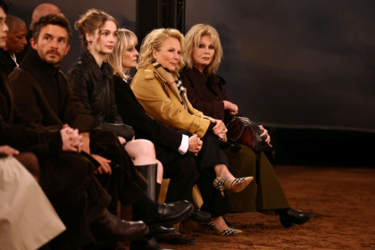 L'ancien mannequin Twiggy (3e à droite) et les actrices britanniques Jennifer Saunders (2e à droite) et  Joanna Lumley (D) au premier du défilé Burberry le 22 septembre 2025 à Londres - GEOFFROY VAN DER HASSELT (AFP)