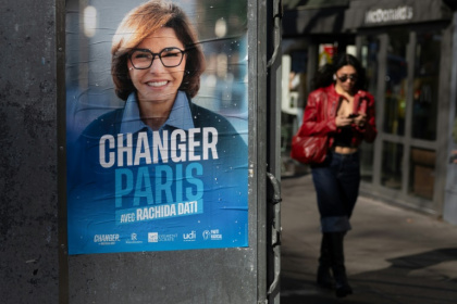 Une affiche électorale de Rachida Dati, candidate LR à la mairie de Paris, le 4 mars 2026 à Paris - Kenzo TRIBOUILLARD (AFP)