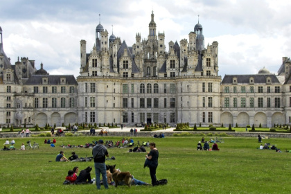 Des visiteurs profitent de la pelouse du château de Chambord le 23 mai 2021 - GUILLAUME SOUVANT (AFP)