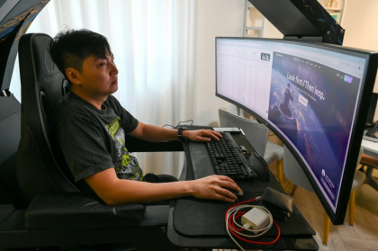 Mark Koh, un investisseur singapourien spécialisé dans les cryptomonnaies et victime d'une escroquerie, devant son écran d'ordinateur lors d'un entretien avec l'AFP chez lui à Singapour, le 30 janvier 2026 - Roslan RAHMAN (AFP)
