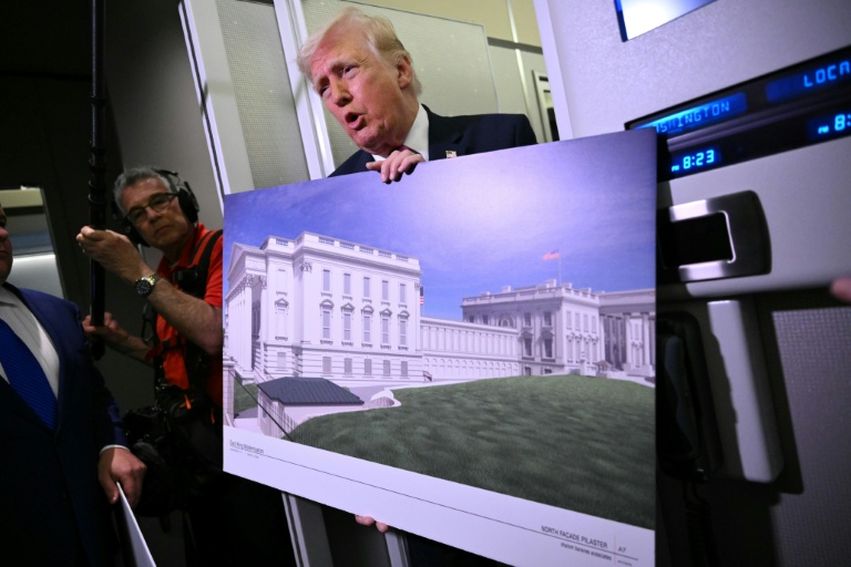 Salle de bal, bibliothèque, aéroport, billets... Trump s'active pour laisser sa marque