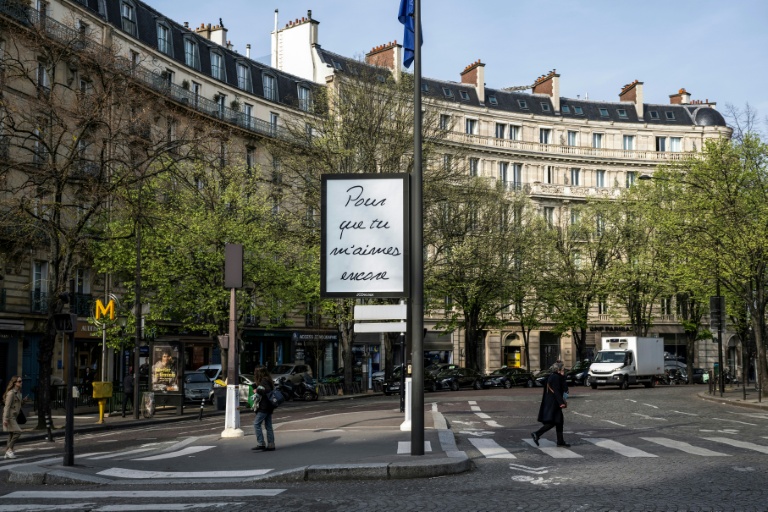 Céline Dion : de mystérieuses affiches relancent les spéculations sur des concerts à Paris