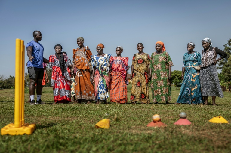 En Ouganda, les "mamies du cricket" prennent la batte contre la solitude et la sédentarité