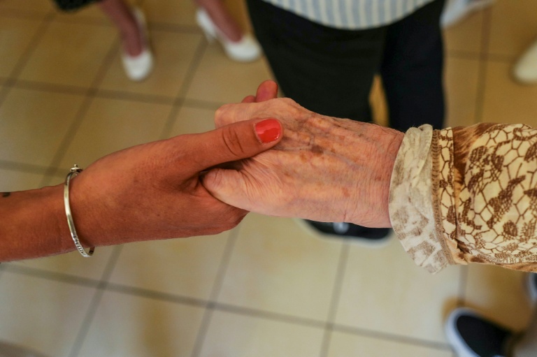 Qui pour s'occuper de nos aînés ? L'aide aux personnes âgées, perle rare en dépit de l'urgence