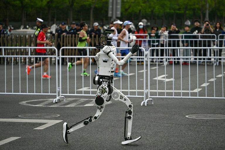 Terminator version Usain Bolt : des robots battent les humains lors d'une course à Pékin