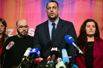L'Insoumis Sébastien Delogu (c), candidat à la mairie de Marseille, annonce son retrait lors d'une conférence de presse à Marseille, le 17 mars 2026 - Miguel MEDINA (AFP)