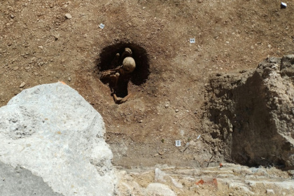 Des sépultures de Gaulois enterrés assis sur un site de fouilles archéologiques à Dijon, le 17 mars 2026 en Côte d'Or - Frédéric BOURIGAULT (AFP)