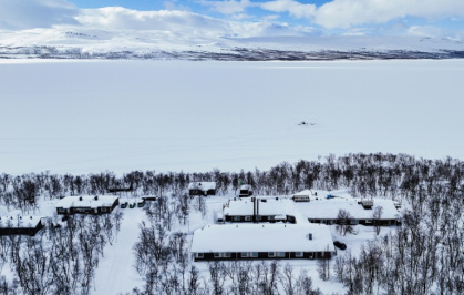 Vue aérienne du lac et de la station biologique de Kilpisjärvi, à l'extrême nord-ouest de la Finlande, le 14 mars 2026 - John MACDOUGALL (AFP)