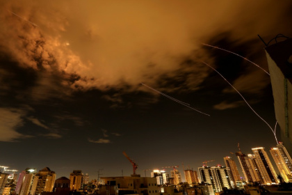 Des traînées de roquettes dans le ciel au-dessus de la ville côtière israélienne de Netanya, lors d'une nouvelle salve d'attaques de missiles iraniens, le 25 mars 2026 - JACK GUEZ (AFP)