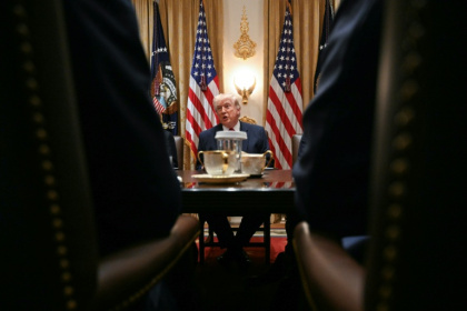 Le président américain Donald Trump lors d'une réunion de son cabinet à Washington le 26 mars 2026 - Jim WATSON (AFP)