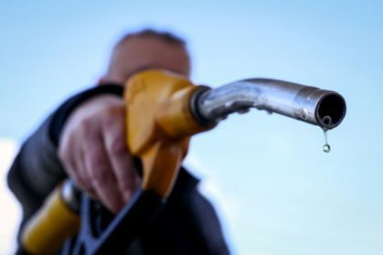 Une goutte de carburant coule d'une pompe, le 9 mars 2026 à une station-service de Vélizy-Villacoublay, près de Paris - Ludovic MARIN (AFP)
