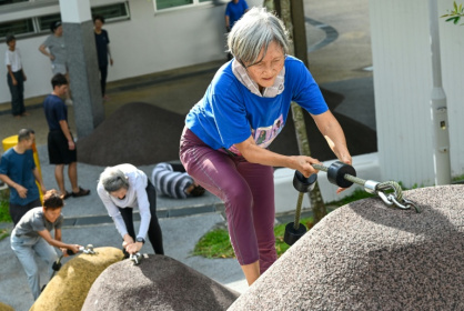 Des personnes âgées participent à une séance d'entraînement de parkour, le 17 mars 2026 à Singapour - Roslan RAHMAN (AFP)